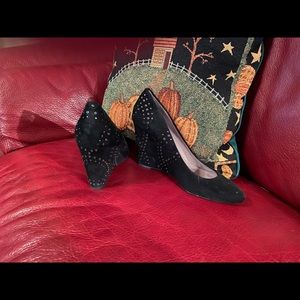 Kenneth Cole Black Suede wedges